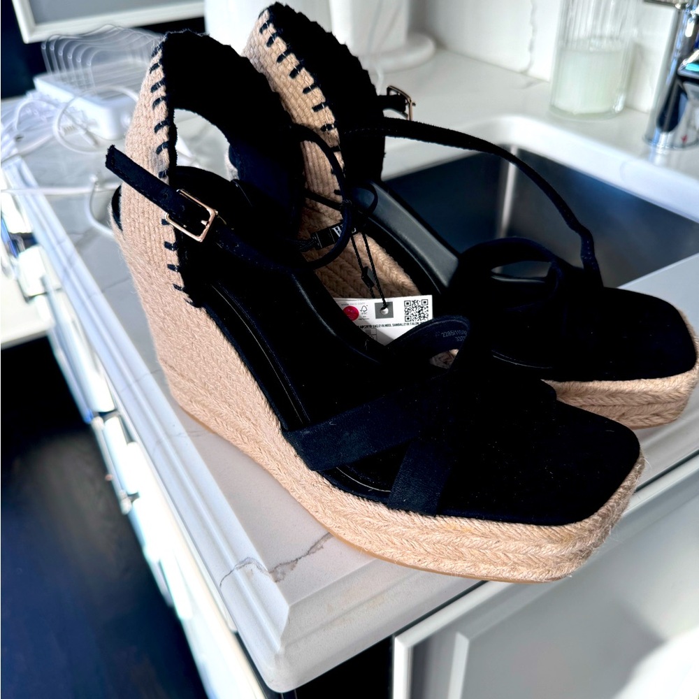 women's size us 8 eur 39 heel / sandal - never worn tags on.